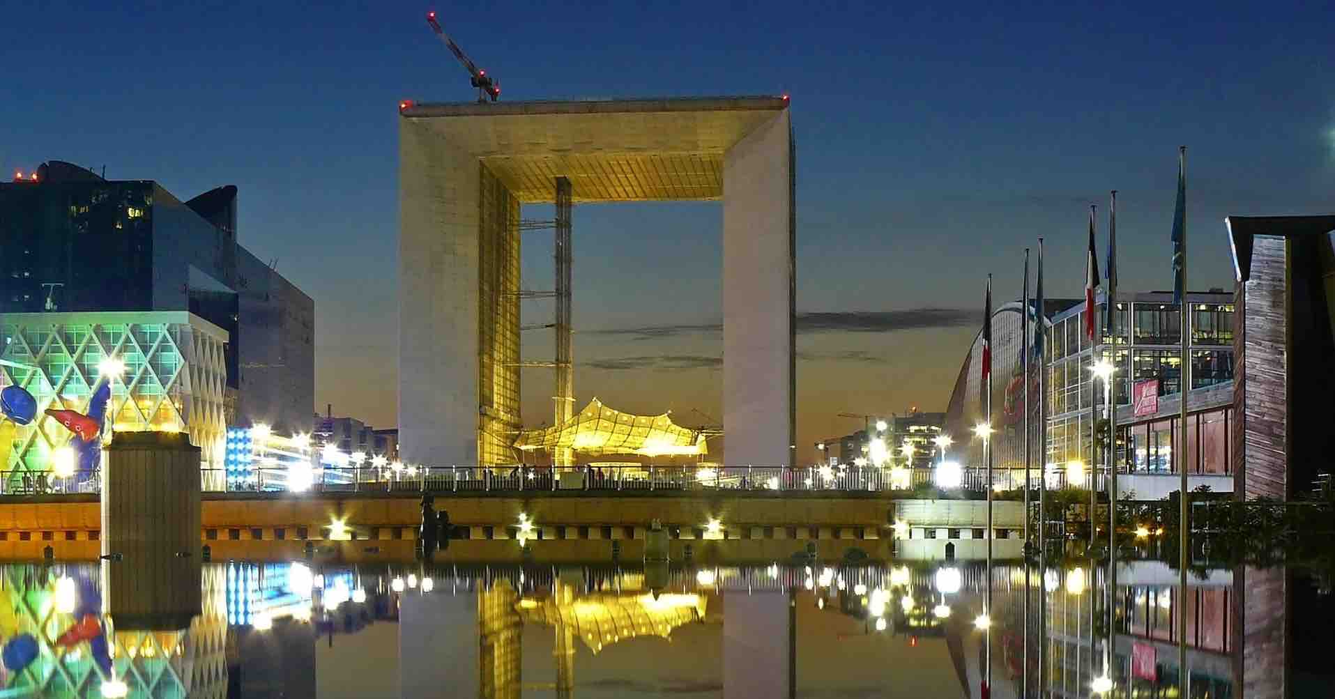 La patinoire de No l sur le toit de la Grande Arche de la D fense